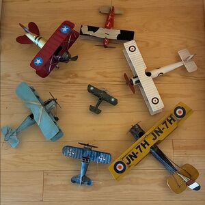 Metal Vintage-style planes